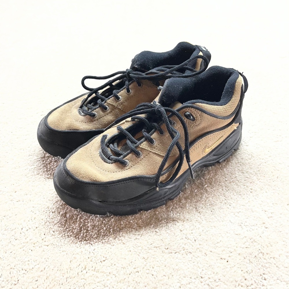 Nike ACG Hiking Shoes Womens 9 Tan‎ Suede Studded Outsole 948008-201 Vintage